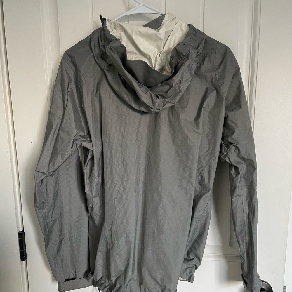 Hooded rain jacket